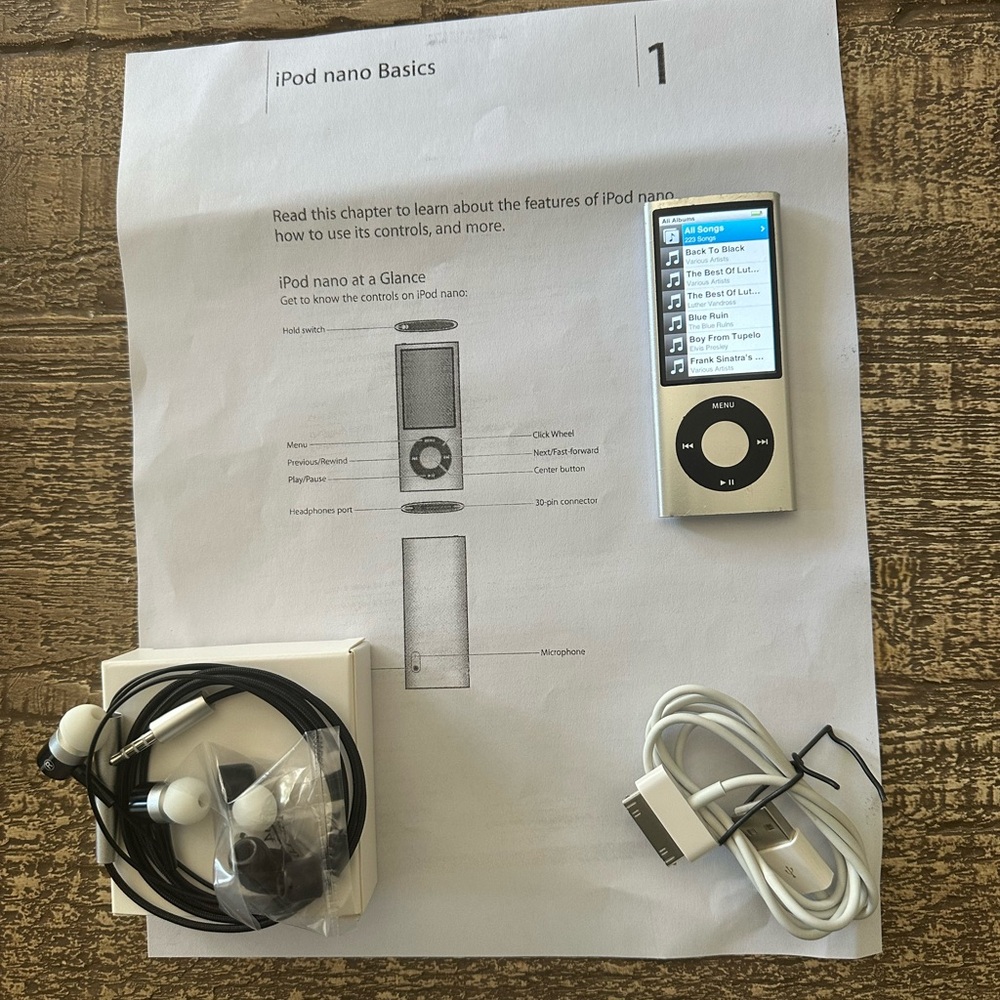 Apple iPod 5th Generation Nano with Radio & Camera 8gb Accessories included